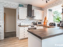 Mukavasti uudistettu keittiö / Trevligt, förnyat kök