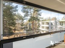 Parveke ovea vastapäiseltä puolelta kuvattuna.
