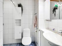Yläkerran kylpyhuone