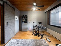 Yläkerran makuuhuone, jossa parveke