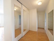 Eteisessä liukuovikaapisto.
