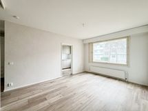 Alkovin muu olohuone avautuu valoisana ja helposti sisustettavana tilana.