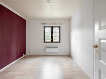 Laajennuksen makuuhuone