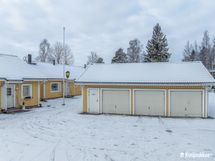 Asuntoon kuuluu myös autotalli