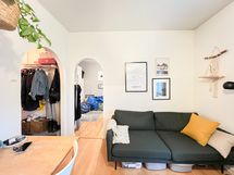 Huoneiden välissä on kiva kaarioviaukko.