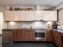 Näkymä kodinhoitohuoneen suunnasta keittiöön