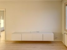 Olohuoneessa on valmiina tv taso.