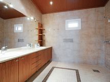 Asuinkerroksen pesuhuonen