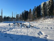 Talon vieressä on Rautkallion kenttä.