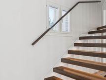 Portaikossa on hyvä, häikäisemätön valaistus.