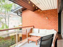 Parvekkeelta aukeaa rauhallinen näkymä talon sivuun lounaaseen.