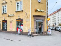 Molemmat lähikaupat ja kivijalkaliikkeet löytyvät aivan läheltä.