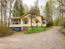 Vasemman puoleinen, parvekkeen kohdalla oleva on 2011 tehtyä laajennusta kolmessa kerroksessa.