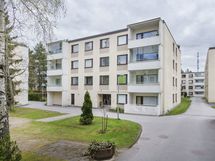 Talo sisäänkäynnin puolelta