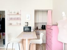 Saareke ja baarituolit valmiina.