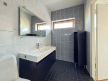 Kylpyhuone on laatoitettu ja varustettu mm. pesukoneliitännällä.
