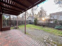 Terassi ja piha-alue ovat luonaan puolella.