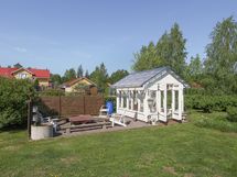 Nuotiopaikka ja kasvihuone