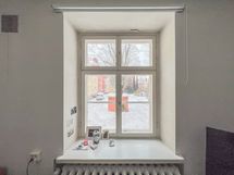 Olohuoneesta on näkymät avaralle ja viihtyisälle korttelipihalle kaakon suuntaan.