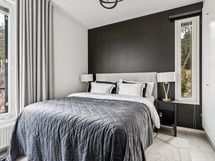 Isommasta makuuhuoneesta aukeaa näkymät meren suuntaan