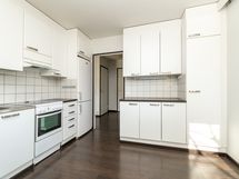 Keittiössä runsaasti kaappi- ja laskutilaa.