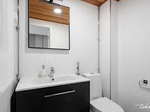 Asunnon erillinen WC.