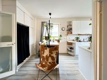 Eteiskäytävän edessä on tilaa ruokapöydälle ikkunan edessä.