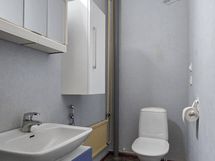 Erillinen wc käytävän päässä