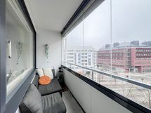 Lasitettu parveke suuntaa itään ja se on koko huoneiston levyinen.