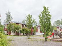 Taloyhtiön sisäpihalla on leikkipaikka.