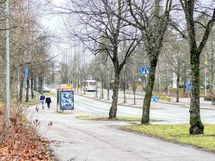 Bussit kulkevat vierestä