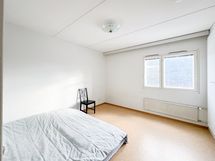 Makuuhuoneeseen ja eteiseen on uusittu keittiöremontin yhteydessä kaapit.