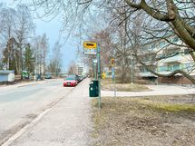 Alueella on loistavat kulkuyhteydet. Bussilla pääset hetkessä itikseen palveluiden äärelle.