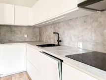 Astianpesukone on tyylikkäästi integroitu.