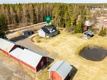 Tilava takapiha, lampi, sauna ja ulkorakennukset