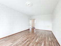 Kodissa on tapetoitua ja maalattua seinää sekä laminaattilattiaa ja muovimattoa.