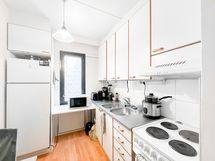 Keittiössä on hyvin kaappi- sekä työskentelytilaa.