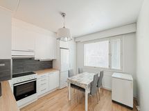 Keittiössä on hyvin tilaa ruokapöydälle.