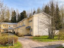 Julkisivua ja taloyhtiön pihaa 