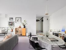 Tilava olohuone / eteinen