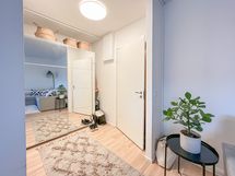 Eteisessä kaappitilaa.