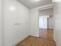 Eteisessä vaatekaappeja