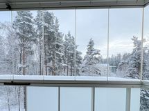 Tilava, lasitettu parveke on itään, aamuauringon suuntaan.