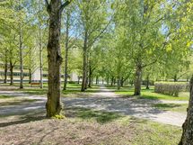Alueella on mukavasti ulkoilu- ja liikuntamahdollisuuksia.