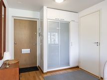 Eteisessä on kaapisto ja tilasta kuljetaan kylpyhuoneeseen