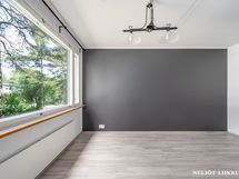 Iso olohuone, joka kylpee luonnonvalossa