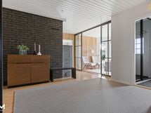 Alakerran sisääntuloaula.