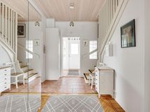 Eteisessä liukuovikaapisto