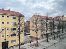 Olohuoneen ikkunasta on näkymä Hämeentien suuntaan