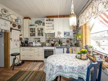 Vaaleasävyisen keittiön ilmettä.